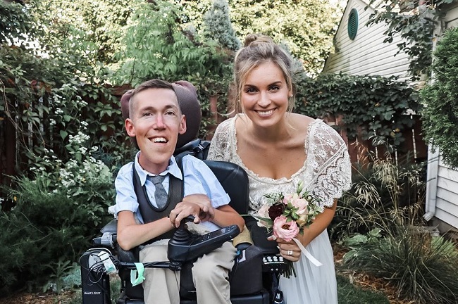 Hannah Aylward and her husband Shane Burcaw