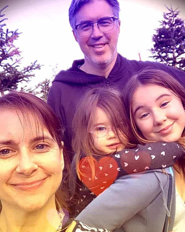 kellie martin with her husband keith christain and daughters