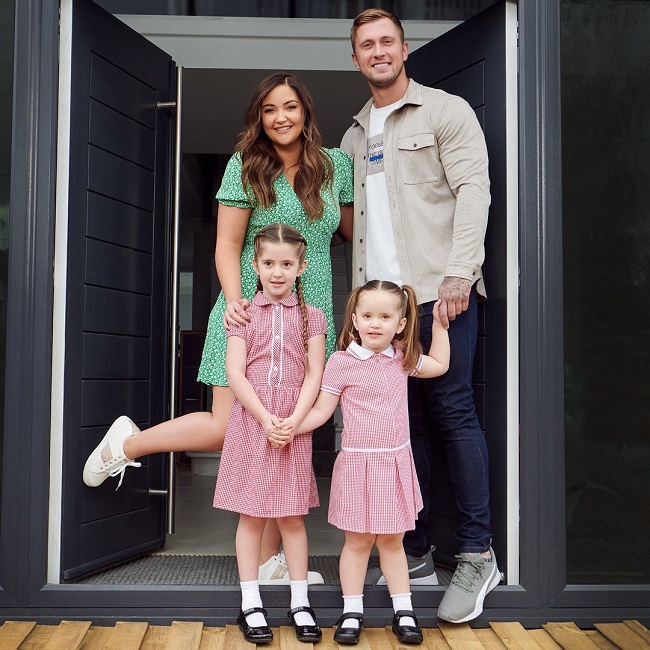 jacqueline jossa with husband dan osborne and two children