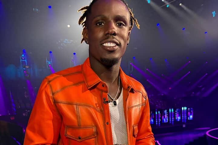 Jamal Roberts holding trophy after winning American Idol 2025