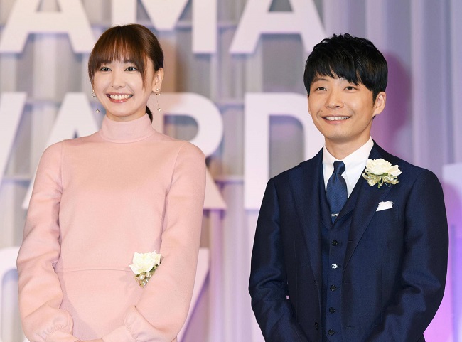 yui aragaki and her soon to be husband gen hoshino